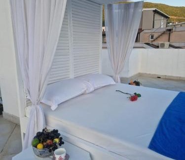 Maini Apartment | Oceanfront Apartments Tamara: Relaxing Stay with Spa & Views