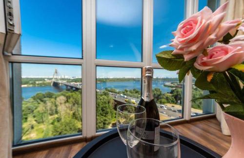 Obolon' Apartment | Scenic Apartments with Panoramic Dniepr Views - 4 Star