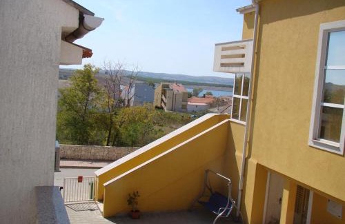 Povljana Apartment | Pet-Friendly Apartments in Povljana with Parking Space