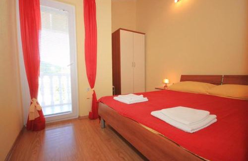 Cove Rogacic Apartment | Family-friendly Apartments with Parking Space in Vis