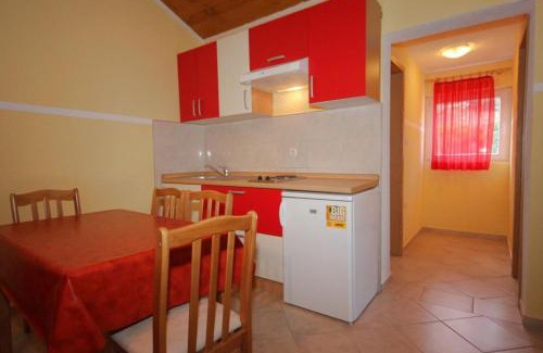 Cove Rogacic Apartment | Family-friendly Apartments with Parking Space in Vis