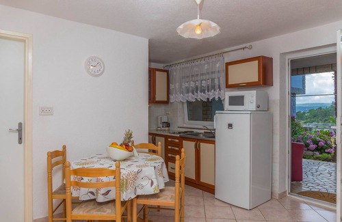 Klanfari Apartment | Oceanfront Apartments Zorica: Family-Friendly Getaway