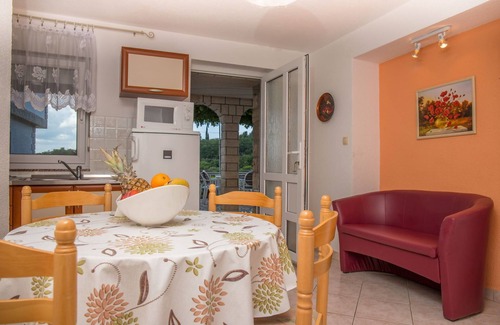 Klanfari Apartment | Oceanfront Apartments Zorica: Family-Friendly Getaway