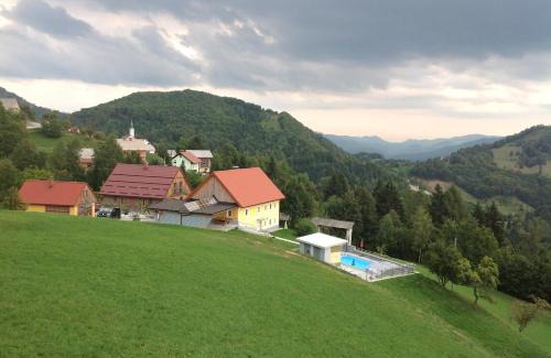 Gorenja vas-Poljane Apartment | Stylish Apartments Za Grapo with Pool & Child-Friendly Amenities