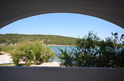 Jadrtovac Apartment | Inviting Apartments Zlatko with Oceanfront Views in Jadrtovac