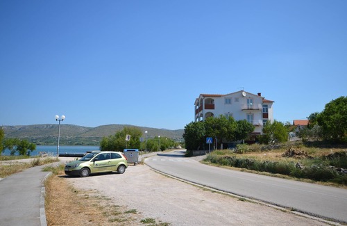 Jadrtovac Apartment | Inviting Apartments Zlatko with Oceanfront Views in Jadrtovac