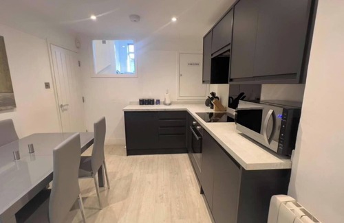 Royal Tunbridge Wells Apartment | ApartmentSleeps8-Wifi-FamillyFriendly-CityCentre