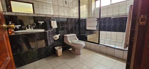 Ciudad Cariari Apartment | Highly Rated Apartotel Obelisco San José with Pool & Oceanfront