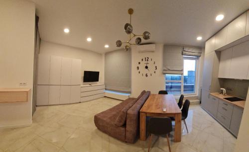 Babushkins'kyi district Apartment | Cozy ApartPlus Apartments - Guest Rated 9.8, Family-Friendly