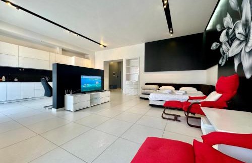 Sukhinovka Apartment | Designer Studio in Elite New Build with Sunlit Park Access
