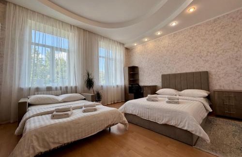 Sukhinovka Apartment | Family-Friendly ApartPoltava: Centrally Located with Dining
