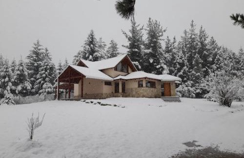 Lago Puelo House | Discover Aparts Chalet Alquimia: Family-Friendly Retreat
