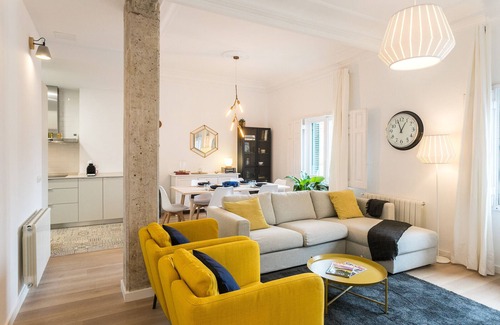 La Seu Apartment | Explore ApartUP Palace House: Rated 9.6 with Spa & Kitchen