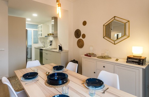 La Seu Apartment | Explore ApartUP Palace House: Rated 9.6 with Spa & Kitchen