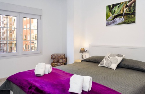 Trinitat Apartment | Pet-Friendly Haven: ApartUp Viveros with Spa and Breakfast