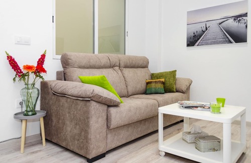 Trinitat Apartment | Pet-Friendly Haven: ApartUp Viveros with Spa and Breakfast