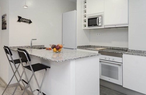 Trinitat Apartment | Pet-Friendly Haven: ApartUp Viveros with Spa and Breakfast