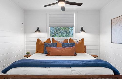 Fredericksburg Cabin | Apate Treehouse Lux Hot tub Fredericksburg EV BBQ