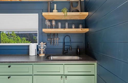 Fredericksburg Cabin | Apate Treehouse Lux Hot tub Fredericksburg EV BBQ