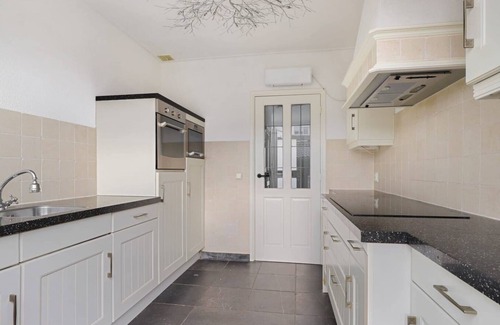 Apeldoorn Zuid House | Family-Friendly Apeldoorn Home with 4 Bedrooms & Breakfast