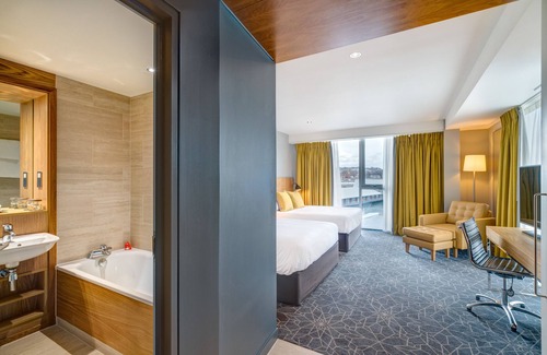 Dundee Hotel | Elegant Apex City Quay Hotel & Spa with Pool and Relaxation