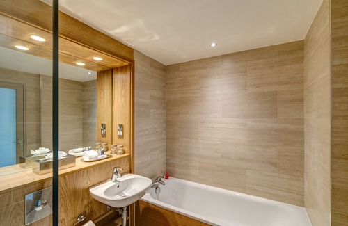 Dundee Hotel | Elegant Apex City Quay Hotel & Spa with Pool and Relaxation