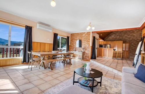 Bright Apartment | Beautiful Home with Breathtaking Views and Child-Friendly Amenities