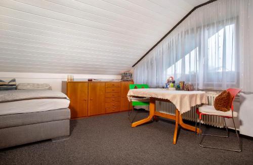 Ailingen Apartment | Budget-Friendly Ferienwohnung Apfelstübchen for Families