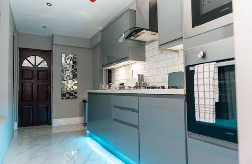 Huddersfield Apartment | Indulgent Aphrodite Suites: Hot Tub SPA Suite Retreat