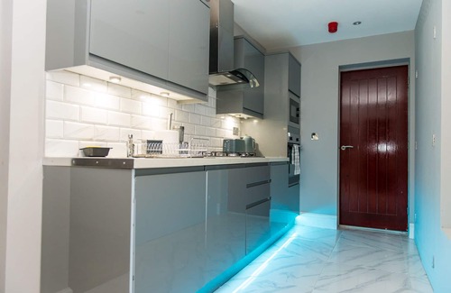 Huddersfield Apartment | Indulgent Aphrodite Suites: Hot Tub SPA Suite Retreat