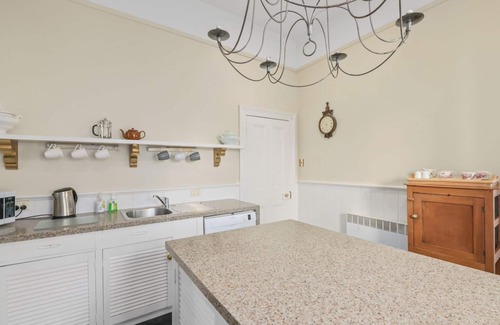 Launceston CBD Cottage | Romantic Escape at Aphrodite's: Family-Friendly Retreat