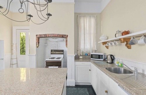 Launceston CBD Cottage | Romantic Escape at Aphrodite's: Family-Friendly Retreat
