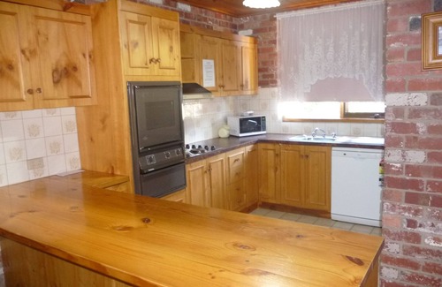 Moama Apartment | Discover 8 Berry St Moama: Family-Friendly Retreat with Pool