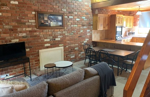 Moama Apartment | Discover 8 Berry St Moama: Family-Friendly Retreat with Pool