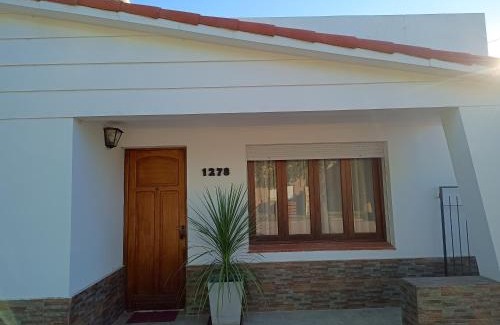 Carhue House | Pet-Friendly Retreat: Relax at api-carhue for Families