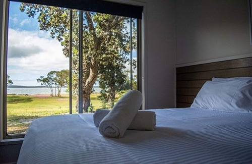 Forge Creek Apartment | Experience Waterfront Relaxation at Apollo Hotel