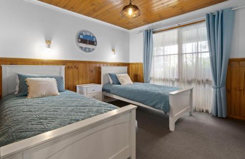 Marengo House | Family-Friendly Retreat at Apollo Bay Cottages - Wild Dog