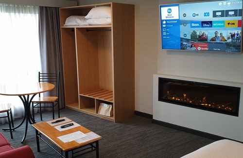 Apollo Bay Hotel | Delightful Apollo Bay Motel & Apartments with Pool Access