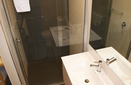 Apollo Bay Hotel | Delightful Apollo Bay Motel & Apartments with Pool Access