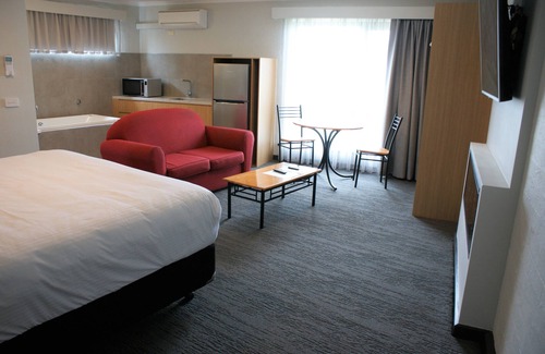 Apollo Bay Hotel | Delightful Apollo Bay Motel & Apartments with Pool Access