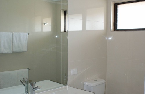 Apollo Bay Hotel | Delightful Apollo Bay Motel & Apartments with Pool Access