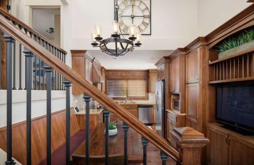 Rosemont Summit House | Family-Friendly Stays at Apollo Heights Hotel