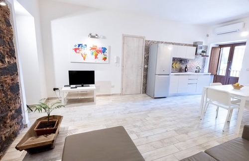 Old Town House | Inviting Apollo Home Steps from Ursino Castle with Kitchen
