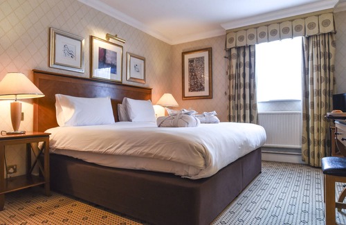 Sherborne St. John Hotel | Relax at Apollo Hotel: 4-Star Stay with Pool & Spa