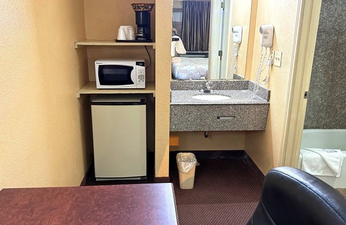 Fairfield Hotel | Welcoming Apollo Lodge with Spa & Breakfast Amenities