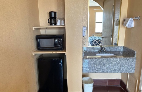 Fairfield Hotel | Welcoming Apollo Lodge with Spa & Breakfast Amenities