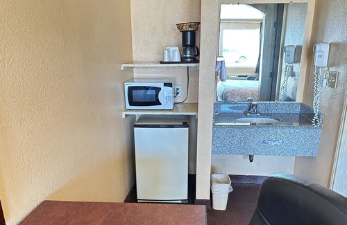 Fairfield Hotel | Welcoming Apollo Lodge with Spa & Breakfast Amenities