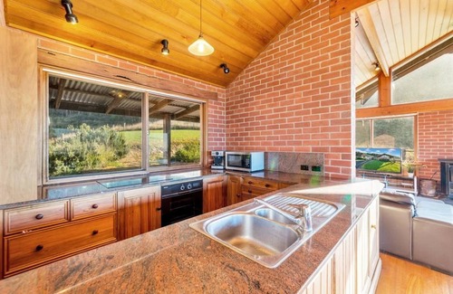 Apollo Bay House | Budget-Friendly Apollo Panorama Guesthouse with Breakfast