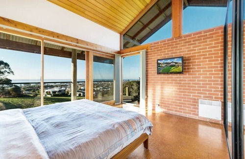 Apollo Bay House | Budget-Friendly Apollo Panorama Guesthouse with Breakfast