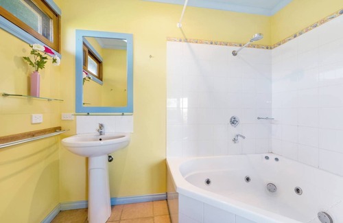 Apollo Bay House | Budget-Friendly Apollo Panorama Guesthouse with Breakfast